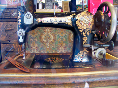 Фото для Антикварная швейная машина